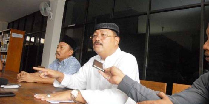 DR. H. Andi Jamaro Dulung, M.Si saat memberikan keterangan terkait munas alim ulama. (foto: rony suhartomo/BANGSAONLINE)