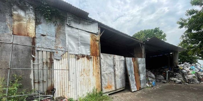 gerebek-gudang-rongsokan-di-sidoarjo-polisi-amankan-85-motor-dan-beberapa-mobil