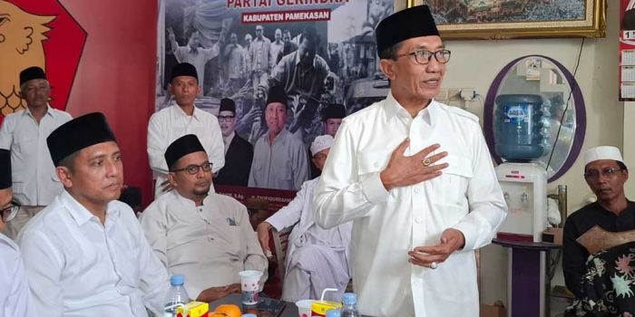 kh-kholilurrahman-ambil-formulir-pendaftaran-penjaringan-bacabup-ke-dpc-gerindra-pamekasan