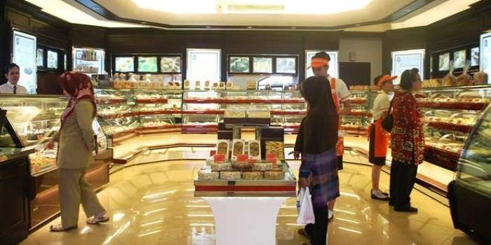 Konsumen di salah satu outlet Holland Bakery. Mereka belum mengetahui komposisi detil produk tersebut, termasuk adanya rum.