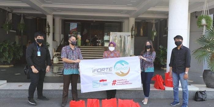 Wali Kota Surabaya Tri Rismaharini secara simbolis menerima bantuan paket sembako dari program CSR iForte Sehati. foto: istimewa