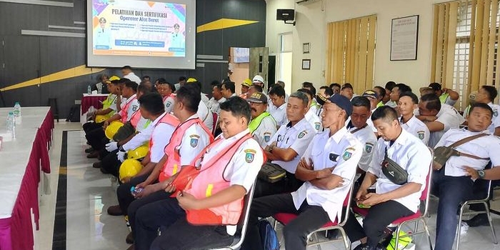 tingkatkan-kualitas-infrastruktur-dpupr-jombang-sertifikasi-60-operator-alat-berat