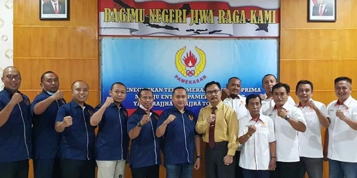Rombongan KONI Kabupaten Sumenep foto bareng pengurus KONI Kabupaten Pamekasan usai silaturrahim. 