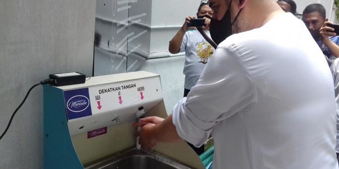 Wali Kota Probolinggo, Habib Hadi Zainal Abidin saat mencoba fasilitas cuci tangan otomatis di Museum Rasulullah.