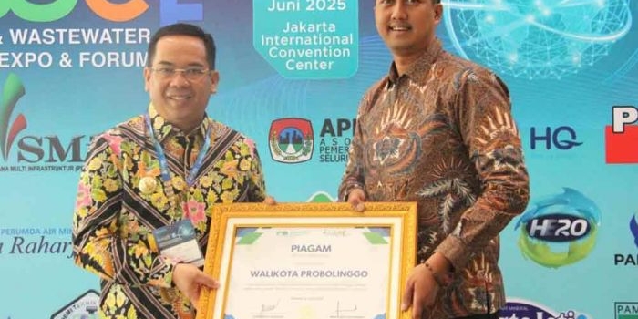 wali-kota-probolinggo-raih-penghargaan-bidang-pembiayaan-sektor-air-bersih