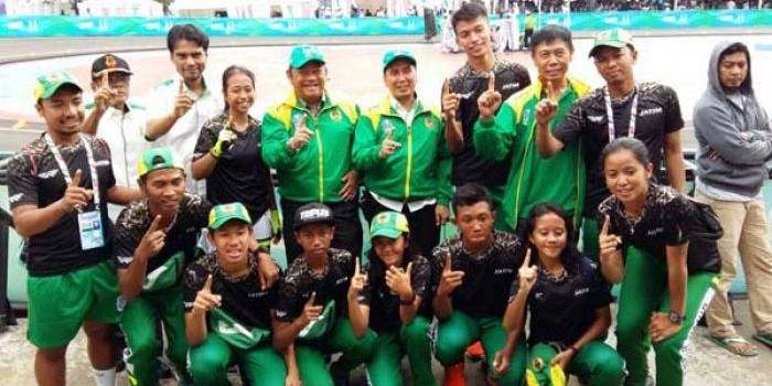 BERI MOTIVASI: Bupati Sidoarjo H Saiful Ilah didampingi Ketua KONI Sidoarjo HM Franki Effendi memberikan semangat kepada atlet sepatu roda Jatim di PON XIX di Kota Bandung, Jawa Barat, Kamis (22/9). foto istimewa