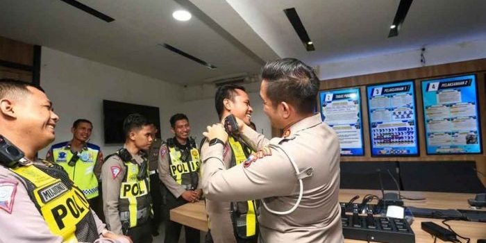 Kasatlantas Polrestabes Surabaya, AKBP Arif saat memasangan Body Camera kepada para personelnya. 