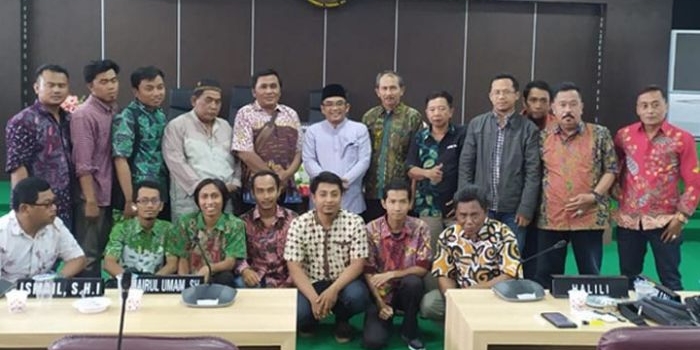 Ketua DPRD Pamekasan Fathorrahman foto bersama Forum Wartawan Pamekasan.