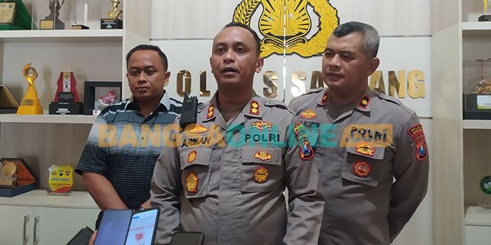 Kapolres Sampang, AKBP Arman, saat menggelar konferensi pers terkait pembubaran demo mahasiswa yang menolak kenaikan harga BBM. Foto: MUTAMMIM/BANGSAONLINE