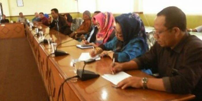 WADUL PANSUS - Pertemuan warga korban lumpur dengan Pansus Lumpur DPRD Sidoarjo, di gedung DPRD Sidoarjo, Selasa (21/4/20150). foto istimewa