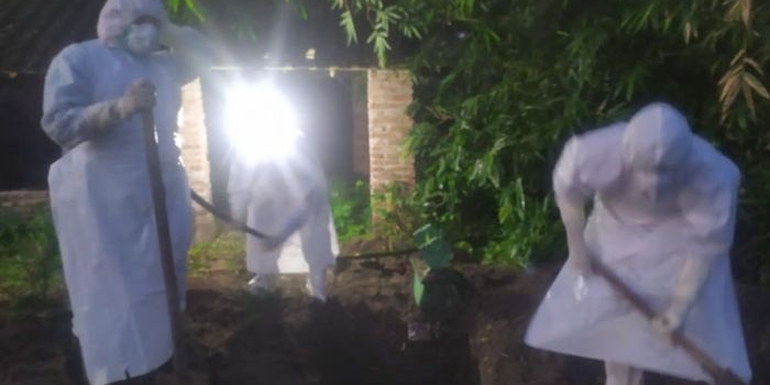 Proses pemakaman PDP Covid-19 asal Kecamatan Ponggok.