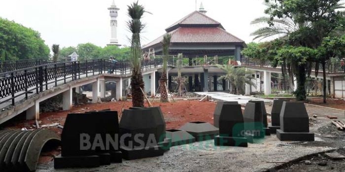 Proyek revitalisasi Alun-alun Gresik tahap II yang belum rampung. foto: SYUHUD/ BANGSAONLINE