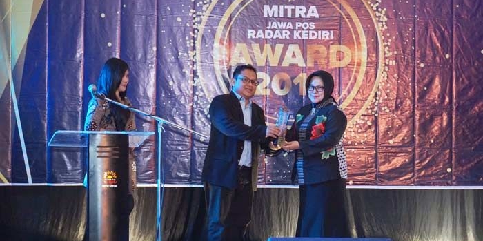 Direktur Jawa Pos Radar Kediri Tauhid Wijaya saat menyerahkan penghargaan kepada pimpinan DPRD Wara S. Renny Pramana.