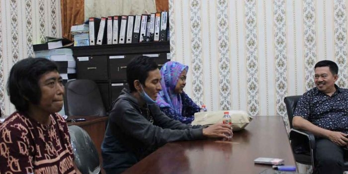 Anggota Komisi IV DPRD Situbondo saat menerima pengaduan dari penderita ginjal.