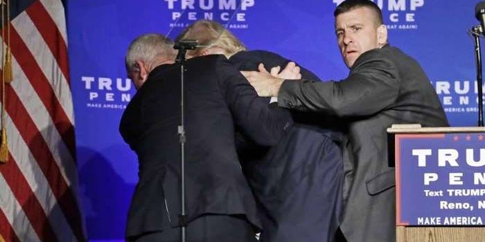 Agen Secret Service mengungsikan capres Donald Trump dari panggung.