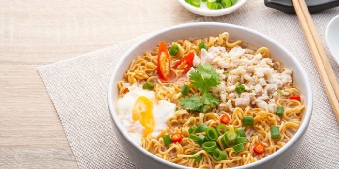 Efek Samping Makan Mi Dicampur Nasi, Simak Penjelasannya Menurut Ahli Gizi. Foto: Ist