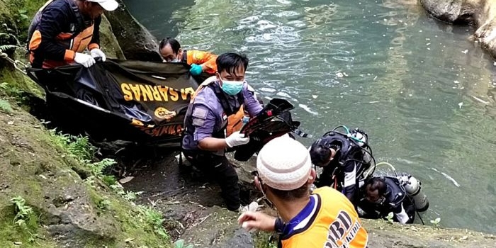 Petugas gabungan saat mengevakuasi jenazah Galang Dani dari Kali Biru. foto: ist.