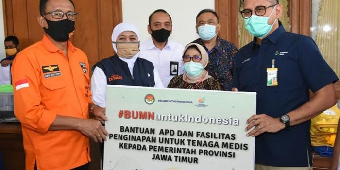 Koordinator Satgas Tanggap Covid-19 BUMN Jatim,  Rahmad Pribadi saat menyerahkan bantuan APD  kepada Gubernur Jatim, Khofifah Indar Parawansa. foto: ist.