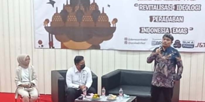 Anggota DPR RI dari Fraksi NasDem, Nurhadi, saat menyampaikan paparan di hadapan mahasiswa IAIN Kediri. Foto: Ist