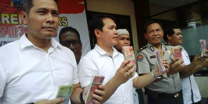 Kasubdit III Jatanras AKBP Leo M Sinambela, Rabu (17/10/3018) menunjukkan barang bukti uang hasil penggandaan.  