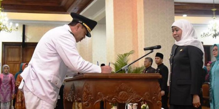 Bupati Mojokerto, Pungkasiadi menandatangani naskah pelantikan disaksikan Gubernur Khofifah di gedung negara Grahadi, Selasa (14/1/2020).