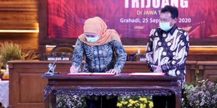 Gubernur Jawa Timur Khofifah Indar Parawansa  saat menandatangani nota kesepakatan tentang kerja sama bidang pertanahan di Gedung Grahadi Surabaya, Jumat (25/9/2020). foto: mma/ bangsaonline.com 