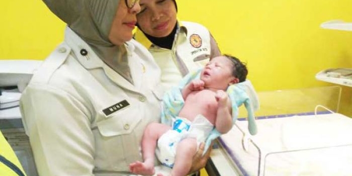 Bayi langsung dibawa ke RSUD Sidoarjo untuk mendapatkan perawatan. foto: CATUR AE/ BANGSAONLINE
