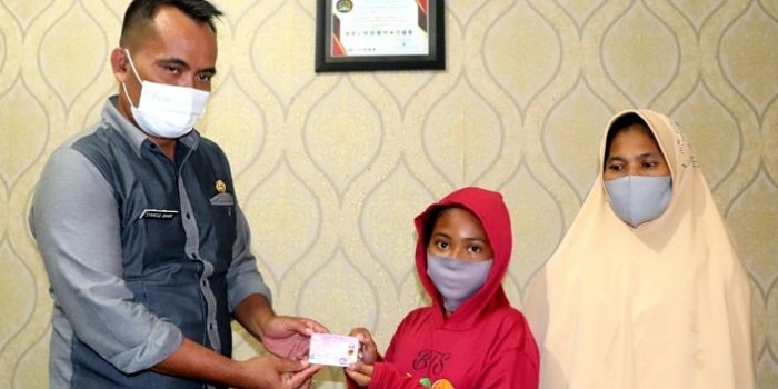 Syamsul Bahri, Kepala Dispendukcapil Kota Kediri saat menyerahkan KIA kepada salah satu anak. (Foto: Ist.)