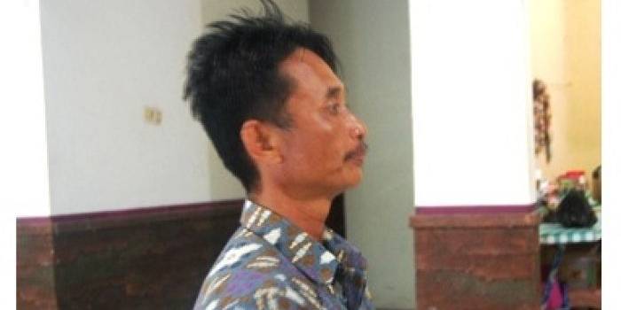 Dukut, Kasun Krajan Desa Ngrencak, Panggul, Trenggalek saat di Mapolres Trenggalek. (Herman Subagyo/BANGSAONLINE)