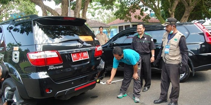 Ilustrasi: Bupati Indartato mengecek emisi gas buang mobil dinas.