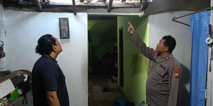 Polisi saat berada di rumah yang rusak akibat ledakan petasan dari balon udara