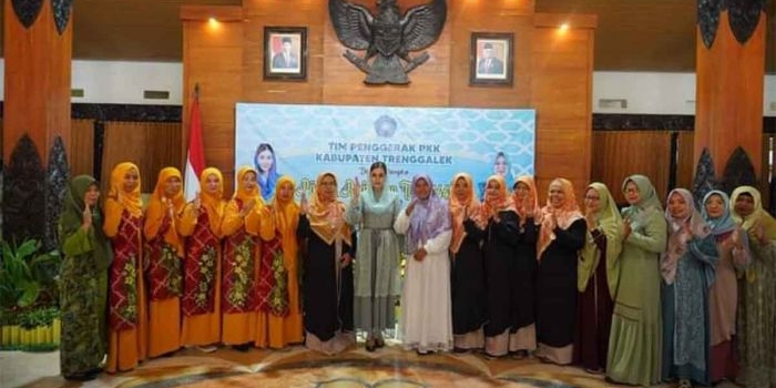 Ketua TP PKK Trenggalek, Novita Hardini, saat foto bersama dengan peserta pondok Ramadan.