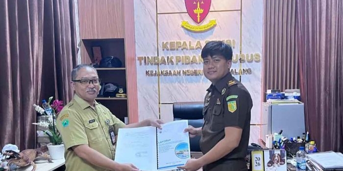 Penyerahan laporan dugaan korupsi pemanfaatan aset milik Pemkot Malang.