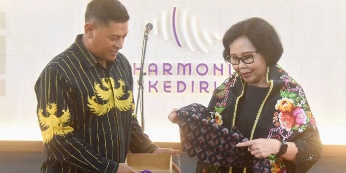 Wali Kota Kediri saat memberikan cenderamata sebuah kain Tenun Ikat Bandar Kidul kepada Ketua Umum PGRI. Foto: Ist. 