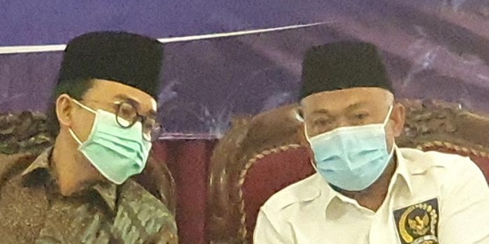 Anggota DPR RI Komisi V, H. Syafiuddin (kanan) bersama Bupati Pamekasan, Badrut Tamam saat menghadiri Sosialisasi UU Nomer 13 tahun 2020 oleh Mendes PDT dan Transmigrasi, Dr. (HC) Drs. H. Abdul Halim Iskandar, Sabtu (28/11/2020).