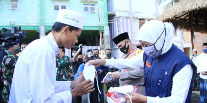 Gubernur Jatim Khofifah Indar Parawansa membagikan 5.000 masker pada para santri Ponpes Syaichona Cholil, Bangkalan, Sabtu (27/6) sore.
