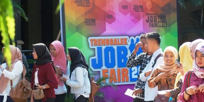 Para pencari kerja saat berada di area Trenggalek Job Fair di Hotel Hayam Wuruk Trenggalek. foto: HERMAN/ BANGSAONLINE