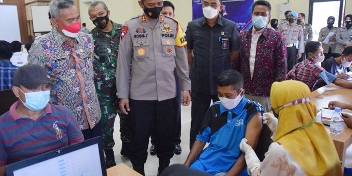 Kapolres Pamekasan AKBP Rogib Triyanto memantau langsung giat vaksinasi yang dilaksanakan oleh jajarannya.