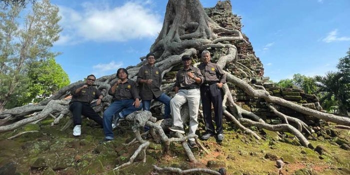 TACB Nganjuk foto bersama dengan latar belakang Candi Lor usai ditetapkan sebagai cagar budaya oleh Pj Bupati Sri Handoko Taruna.