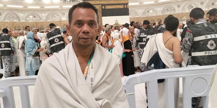 Mahmudi, jamaah asal Bangkalan yang Anggota DPRD Bangkalan foto di depan Ka