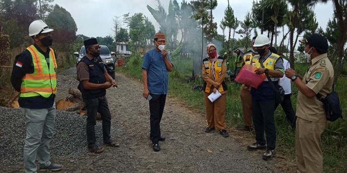 Ketua DPRD Kabupaten Pasuruan, Sudiono Fauzan (tiga dari kiri) saat sidak Jalan Kali Pucang-Andonosari.