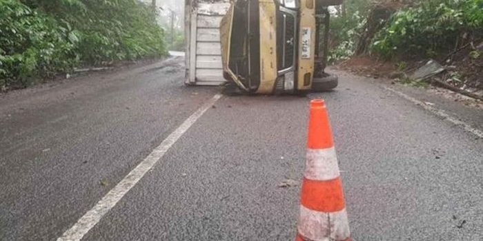 truk-boks-bermuatan-roti-terguling-di-jalur-alternatif-banyuwangi-bondowoso
