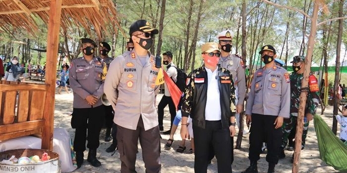 Kapolres Tuban, AKBP Ruruh Wicaksono terjun langsung ke lapangan guna memastikan keamanan di setiap lokasi wisata.