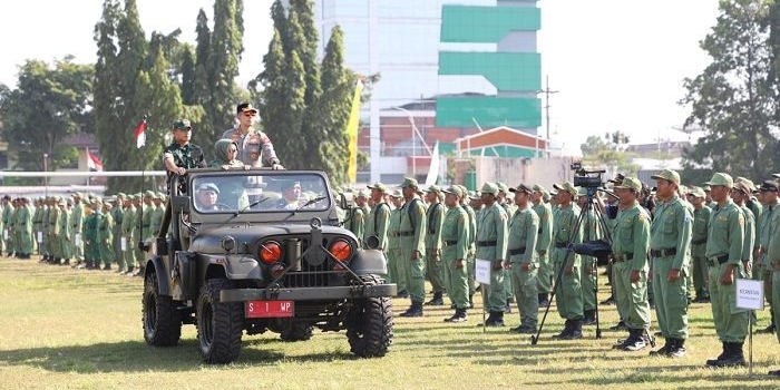Bupati Jombang Hj. Mundjidah Wahab saat apel gelar pasukan di stadion.
