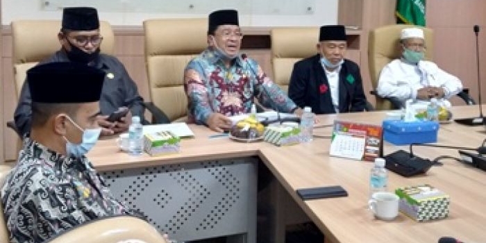 Prof Dr KH Asep Saifuddin Chalim, MA (pakai jas hitam, nomor dua dari kanan) dan Prof Dr H Warul Alidin AK, MA (nomor tiga dari kanan). foto: mma/ bangsaonline.com