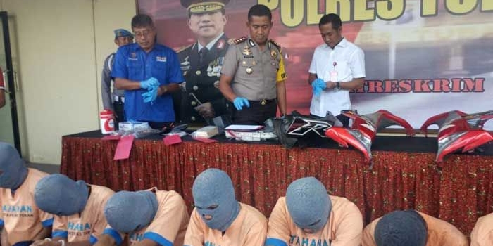 Ketujuh pelaku beserta barang bukti saat dipamerkan di Mapolres Tuban.