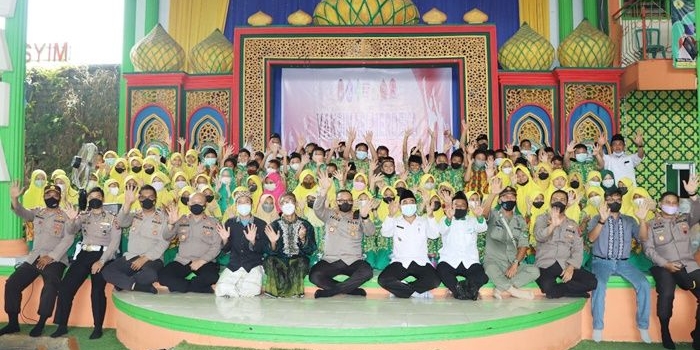 Kapolres Pasuruan AKBP Erick Frendriz bersama Gus Wildan, Pengurus Ponpes Wahid Hasyim, didampingi Pejabat Utama Polres Pasuruan mengikuti zoom meeting Kapolri dalam rangka Launching Vaksinasi Merdeka Anak.