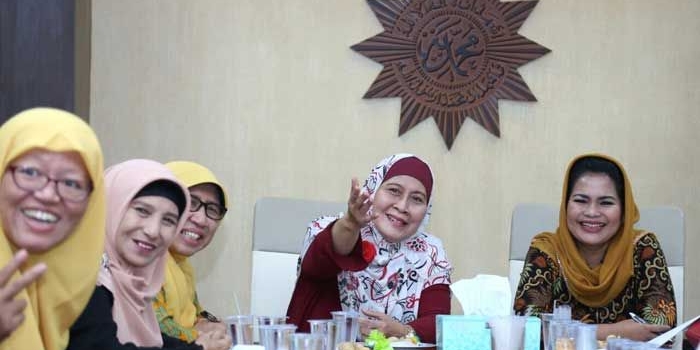 Puti saat diterima langsung oleh Ketua PW Aisyiyah Jawa Timur Siti Dalilah Candrawati, serta pengurus lain, Jumat (16/3).