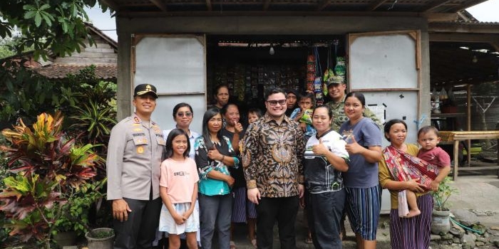 Kapolres Kediri AKBP Bramastyo Priaji dan Bupati Kediri Hanindhito Himawan Pramana, bersama warga. (Ist).