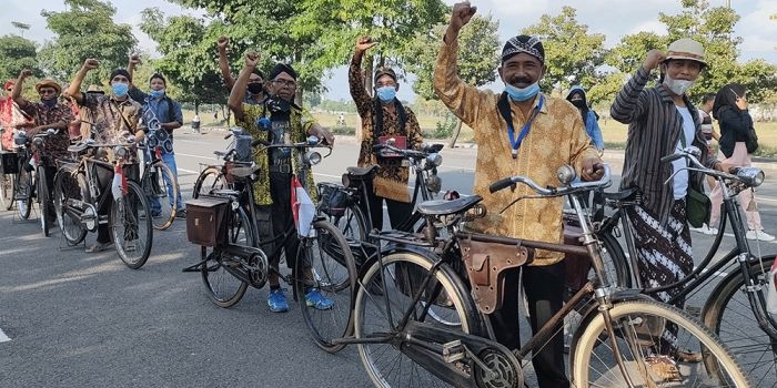 Agus Timbul (depan kiri) bersama anggota Kosti Kediri saat ngonthel bareng Memakai batik dalam rangka memperingati Hari Batik Nasional di Kawasan Simpang Lima Gumul Kediri. Foto: MUJI HARJITA/ BANGSAONLINE.com